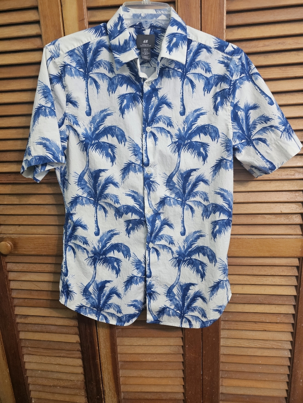 H&M Blue & White Palm Tree Print Muscle Fit Shirt – Men’s Medium